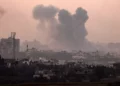 Una imagen tomada desde Sderot muestra columnas de humo que se elevan sobre la Franja de Gaza durante ataques israelíes el 3 de noviembre de 2023, en medio de la guerra en curso entre Israel y el grupo terrorista palestino Hamás. (Jack Guez/AFP)