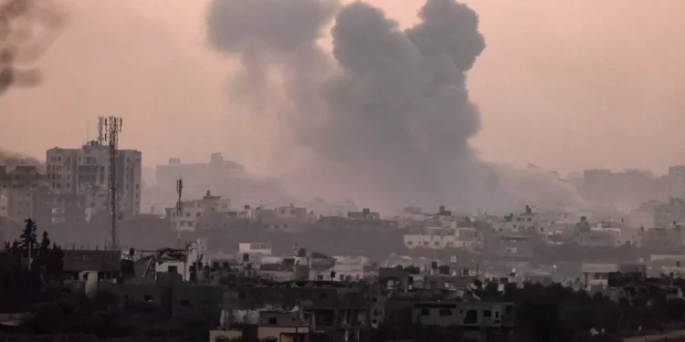 Una imagen tomada desde Sderot muestra columnas de humo que se elevan sobre la Franja de Gaza durante ataques israelíes el 3 de noviembre de 2023, en medio de la guerra en curso entre Israel y el grupo terrorista palestino Hamás. (Jack Guez/AFP)