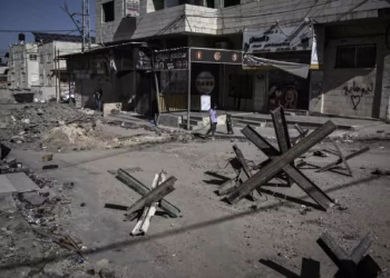 Vista de las barricadas sobre una calle destruida en el campo de Yenín, Cisjordania, el 4 de noviembre de 2023, mientras aumenta la violencia en medio de la guerra entre Israel y el grupo terrorista palestino Hamás en la Franja de Gaza. (Foto de Aris MESSINIS / AFP)