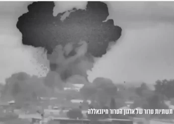 Aviones de combate y helicópteros de combate israelíes llevan a cabo ataques aéreos contra emplazamientos de Hezbolá en el sur del Líbano en respuesta a los repetidos ataques con misiles y cohetes contra el norte de Israel el 17 de noviembre de 2023. (Captura de pantalla/X)