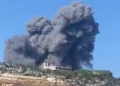 Columnas de humo se elevan cerca del pueblo libanés de Rmeish tras los ataques aéreos israelíes. (Captura de pantalla/X utilizada de conformidad con la cláusula 27a de la Ley de Propiedad Intelectual)