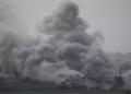 Se levanta humo tras un ataque aéreo israelí en la Franja de Gaza, visto desde el sur de Israel, domingo 12 de noviembre de 2023. (AP Photo/Leo Correa)