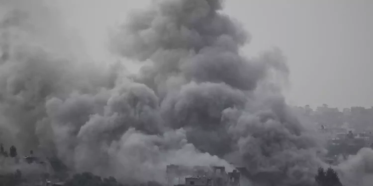 Se levanta humo tras un ataque aéreo israelí en la Franja de Gaza, visto desde el sur de Israel, domingo 12 de noviembre de 2023. (AP Photo/Leo Correa)