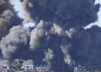 Humo negro se eleva desde un ataque aéreo israelí en las afueras de Aita al-Shaab, un pueblo libanés fronterizo con Israel, sur del Líbano, sábado 4 de noviembre de 2023. (AP Photo/Hussein Malla)