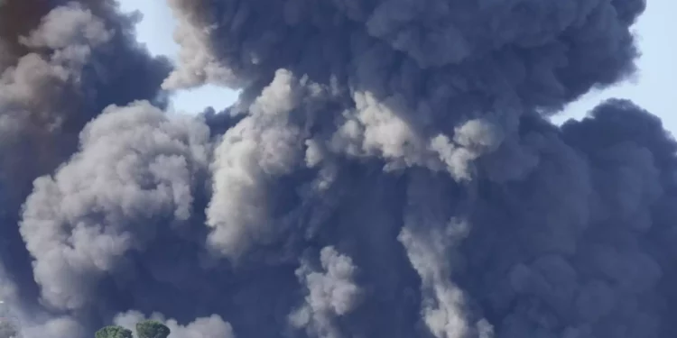 Humo negro se eleva desde un ataque aéreo israelí en las afueras de Aita al-Shaab, un pueblo libanés fronterizo con Israel, sur del Líbano, sábado 4 de noviembre de 2023. (AP Photo/Hussein Malla)