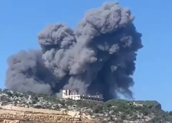Columnas de humo se elevan cerca del pueblo libanés de Rmeish tras los ataques aéreos israelíes. (Captura de pantalla/X utilizada de conformidad con la cláusula 27a de la Ley de Propiedad Intelectual)