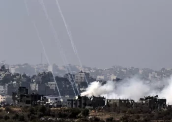 Se levanta humo durante un bombardeo de las FDI en el norte de la Franja de Gaza el 15 de noviembre de 2023 (FADEL SENNA / AFP)