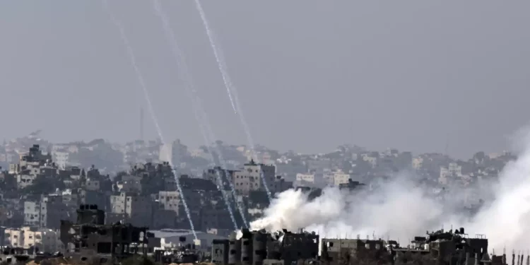 Se levanta humo durante un bombardeo de las FDI en el norte de la Franja de Gaza el 15 de noviembre de 2023 (FADEL SENNA / AFP)