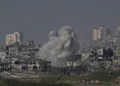Se levanta humo tras un ataque aéreo israelí en la Franja de Gaza, visto desde el sur de Israel, martes 31 de octubre de 2023. (AP Photo/Ariel Schalit, Archivo)