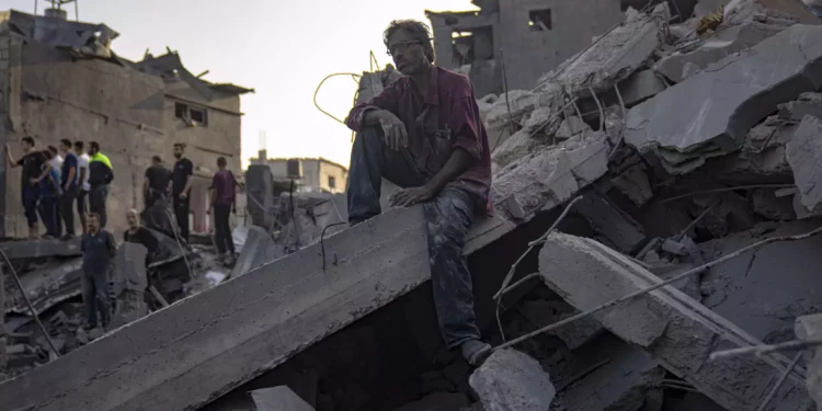 Palestinos en la escena de un bombardeo israelí en Maghazi, Franja de Gaza, 5 de noviembre de 2023. (AP Photo/Fatima Shbair)