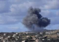 Ilustrativo: Humo negro se eleva desde un ataque aéreo israelí en las afueras de Aita al-Shaab, un pueblo libanés fronterizo con Israel, como se ve desde el pueblo de Rmeish en el sur de Líbano, martes 21 de noviembre de 2023 (AP Photo/Hussein Malla)