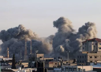 Columnas de humo tras un ataque israelí en Rafah, en el sur de la Franja de Gaza, el 6 de noviembre de 2023. (SAID KHATIB / AFP)
