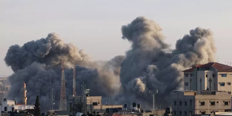 Columnas de humo tras un ataque israelí en Rafah, en el sur de la Franja de Gaza, el 6 de noviembre de 2023. (SAID KHATIB / AFP)