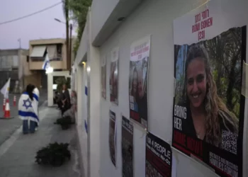 Una mujer con una bandera israelí participa en una manifestación de apoyo frente a la Sinagoga central en la ciudad costera de Larnaca, Chipre, octubre. 17, 2023. (AP Photo/ Petros Karadjias)