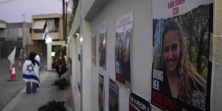 Una mujer con una bandera israelí participa en una manifestación de apoyo frente a la Sinagoga central en la ciudad costera de Larnaca, Chipre, octubre. 17, 2023. (AP Photo/ Petros Karadjias)