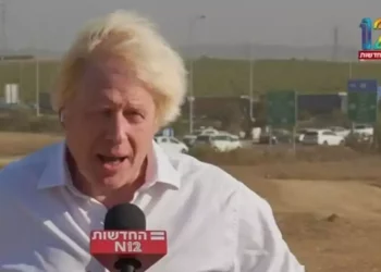 El ex primer ministro británico Boris Johnson en Israel el 5 de noviembre de 2023. (Captura de pantalla de Channel 12; utilizada de conformidad con la cláusula 27a de la ley de derechos de autor).