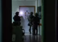 Soldados de la FDI operan en el Hospital Shifa de la ciudad de Gaza en una foto distribuida el 15 de noviembre de 2023. (Fuerzas de Defensa de Israel)