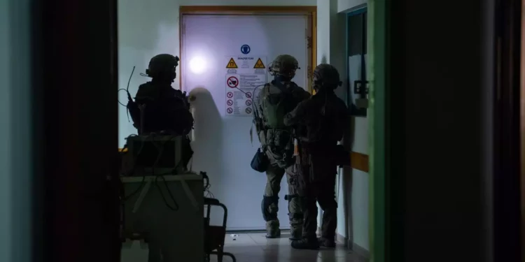 Soldados de la FDI operan en el Hospital Shifa de la ciudad de Gaza en una foto distribuida el 15 de noviembre de 2023. (Fuerzas de Defensa de Israel)