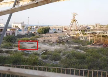 Lanzacohetes de Hamás encontrados por las tropas israelíes en el interior de un recinto de juegos y parques de atracciones en el norte de la Franja de Gaza, 5 de noviembre de 2023. (Fuerzas de Defensa de Israel)