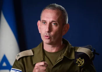 El portavoz de la FDI, Daniel Hagari, hace una declaración a los medios en Tel Aviv el 16 de octubre de 2023. (Avshalom Sassoni/Flash90)