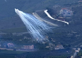 Un proyectil de artillería israelí explota sobre Kfar Kila, un pueblo libanés fronterizo con Israel, visto desde la ciudad de Marjayoun, en el sur del Líbano, 22 de noviembre de 2023. (AP Photo/Hussein Malla)