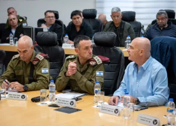 El Jefe de Estado Mayor de las FDI, Herzi Halevi (C), se reúne con los jefes municipales del norte el 28 de noviembre de 2023 ((Fuerzas de Defensa de Israel)