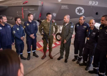 El Jefe de Estado Mayor de la FDI, Teniente General Herzi Halevi, habla a los soldados en la base aérea de Nevatim, 6 de noviembre de 2023. (Fuerzas de Defensa de Israel)