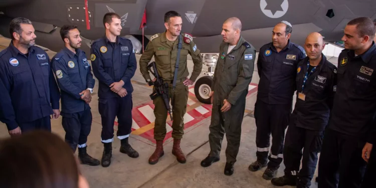 El Jefe de Estado Mayor de la FDI, Teniente General Herzi Halevi, habla a los soldados en la base aérea de Nevatim, 6 de noviembre de 2023. (Fuerzas de Defensa de Israel)