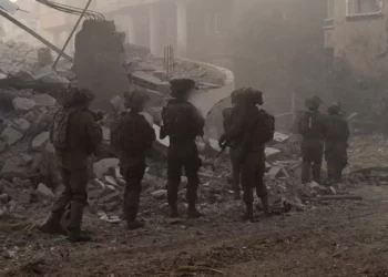 Fuerzas terrestres de las FDI operan en el norte de la Franja de Gaza, en esta foto cedida para su publicación el 6 de noviembre de 2023. (Fuerzas de Defensa de Israel)