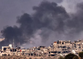 Esta imagen tomada el 1 de noviembre de 2023 desde una posición a lo largo de la frontera muestra columnas de humo en la Franja de Gaza. (JACK GUEZ / AFP)