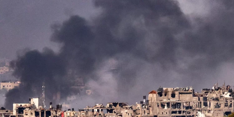 Esta imagen tomada el 1 de noviembre de 2023 desde una posición a lo largo de la frontera muestra columnas de humo en la Franja de Gaza. (JACK GUEZ / AFP)
