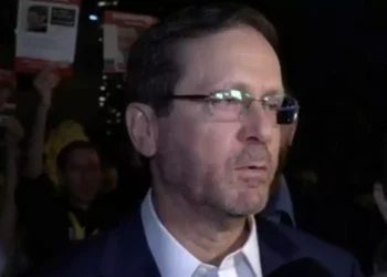 El presidente Isaac Herzog se reúne con las familias de los israelíes retenidos como rehenes por Hamás en Gaza, el 9 de noviembre de 2023 en Tel Aviv. (Captura de pantalla de Channel 12; utilizada de conformidad con la cláusula 27a de la ley de derechos de autor))