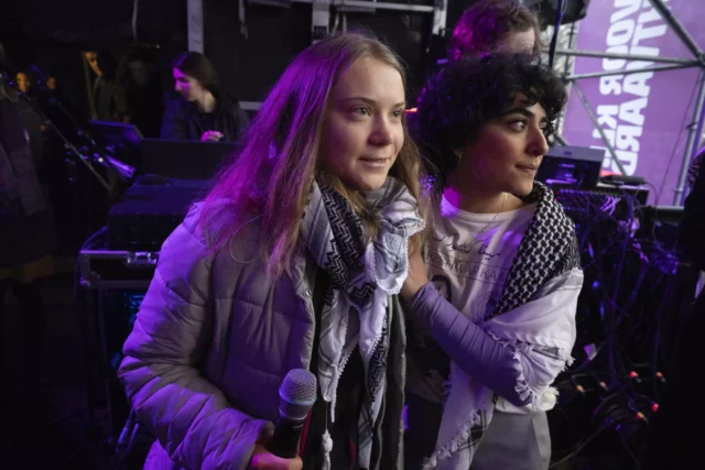 La activista izquierdista Thunberg canta “aplastad al sionismo”