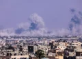 Enormes columnas de humo se elevan sobre la ciudad de Jan Yunis, vista desde la ciudad de Rafah, en el sur de la Franja de Gaza, el 4 de noviembre de 2023, en medio de la guerra en curso entre Israel y el grupo terrorista palestino Hamás. (Said Khatib/AFP)