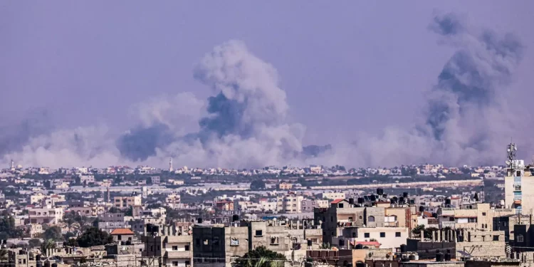 Enormes columnas de humo se elevan sobre la ciudad de Jan Yunis, vista desde la ciudad de Rafah, en el sur de la Franja de Gaza, el 4 de noviembre de 2023, en medio de la guerra en curso entre Israel y el grupo terrorista palestino Hamás. (Said Khatib/AFP)