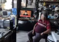 Un hombre sentado en una tienda observa el discurso televisado del jefe de Hezbolá en Líbano, Hasan Nasralá, en la ciudad cisjordana de Tubas el 3 de noviembre de 2023 (Jaafar ASHTIYEH / AFP).