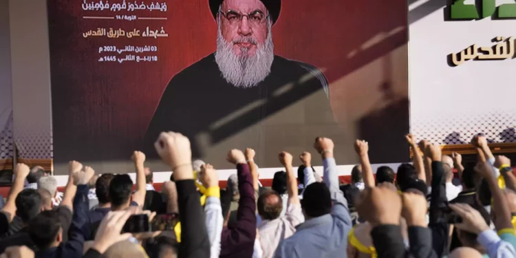 Seguidores de Hezbolá, apoyada por Irán, levantan los puños y vitorean mientras el líder Hassan Nasrallah pronuncia un discurso a través de una conexión de vídeo durante un mitin en Beirut, Líbano, el viernes 3 de noviembre de 2023 (AP Photo/Hussein Malla).