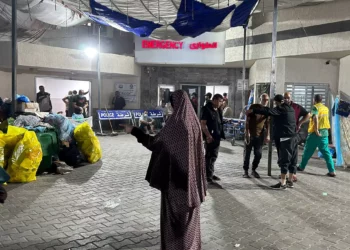 Palestinos en el Hospital Shifa de la ciudad de Gaza, 10 de noviembre de 2023. (Flash90)