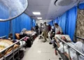 Palestinos en el hospital Al-Shifa de la ciudad de Gaza, 10 de noviembre de 2023. (Flash90)