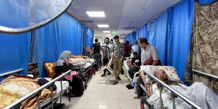 Palestinos en el hospital Al-Shifa de la ciudad de Gaza, 10 de noviembre de 2023. (Flash90)