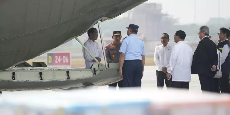 El presidente indonesio Joko Widodo, a la izquierda, observa los suministros de ayuda para Gaza, antes de su salida en la base aérea de Halim Perdanakusuma en Yakarta, Indonesia, el sábado 4 de noviembre de 2023. (AP Photo/Achmad Ibrahim)