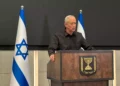 El ministro Benny Gantz habla ante los medios de comunicación en Tel Aviv el 26 de octubre de 2023. (Carrie Keller-Lynn/Times of Israel)