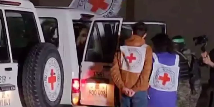 Rehenes israelíes liberados se dirigen al hospital de Ichilov
