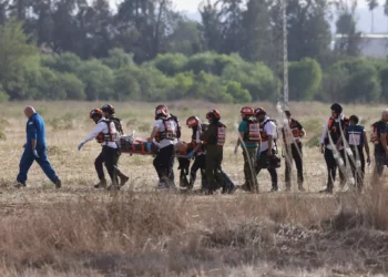 Evacuación de heridos en las cercanías de la ciudad israelí de Sderot. | Menahem Kahana (Europa Press)