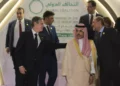 El ministro de Asuntos Exteriores saudí, el príncipe Faisal bin Farhan, segundo a la derecha, el ministro de Asuntos Exteriores de Jordania, Ayman Safadi, a la derecha, y el secretario de Estado estadounidense, Antony Blinken, delante a la izquierda, asisten a la reunión ministerial de la Coalición Global para Derrotar al ISIS, al margen de una sesión de fotos de familia, en el Hotel Intercontinental de Riad, Arabia Saudí, jueves 8 de junio de 2023. (Ahmed Yosri/Pool Photo vía AP)
