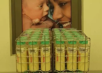 Foto sin fecha de leche materna embotellada (Magen David Adom)