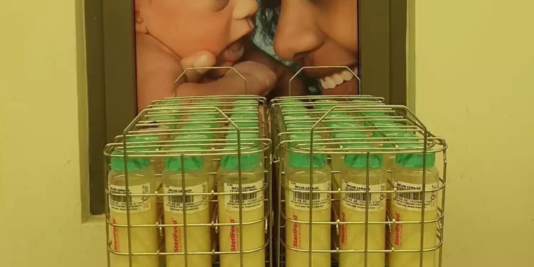 Foto sin fecha de leche materna embotellada (Magen David Adom)