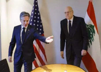 El secretario de Estado de EEUU, Antony Blinken (izquierda), se reúne con el primer ministro provisional libanés, Najib Mikati, en su hotel durante una jornada de reuniones, en medio del actual conflicto entre Israel y Hamás, en Ammán, Jordania, el sábado 4 de noviembre de 2023. (Jonathan Ernst/Pool Photo vía AP)