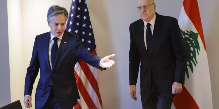 El secretario de Estado de EEUU, Antony Blinken (izquierda), se reúne con el primer ministro provisional libanés, Najib Mikati, en su hotel durante una jornada de reuniones, en medio del actual conflicto entre Israel y Hamás, en Ammán, Jordania, el sábado 4 de noviembre de 2023. (Jonathan Ernst/Pool Photo vía AP)