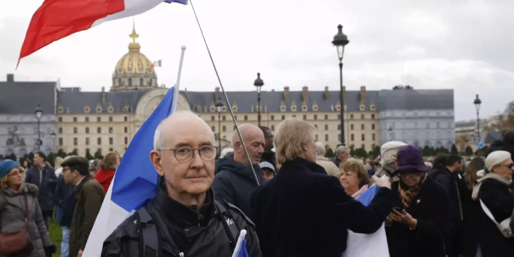 Decenas de miles marchan en París contra el antisemitismo